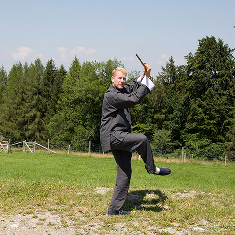 Alexander Sembritzki, Tai Chi Schwert Form; Foto: Christine Rühmer Alexander Sembritzki, Tai Chi Schwert Form; Foto: Christine Rühmer