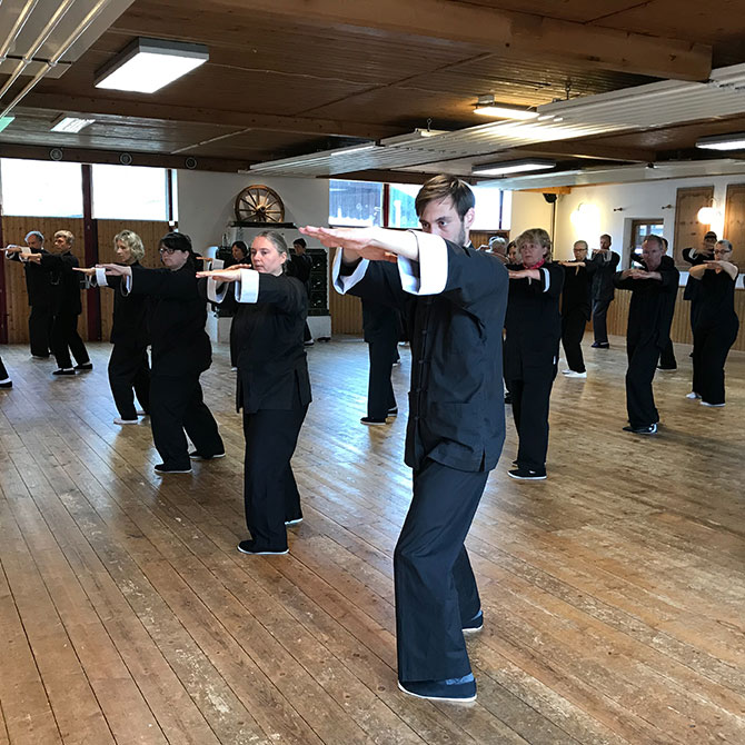 Tai Chi Form in der Gruppe, Agatharied 1018; Foto: Christine Rühmer Tai Chi Form in der Gruppe, Agatharied 1018; Foto: Christine Rühmer